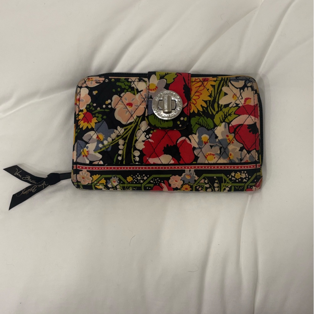 NWOT Vera Bradley vibrant quilted fabric Floral zip-around wallet snap protected